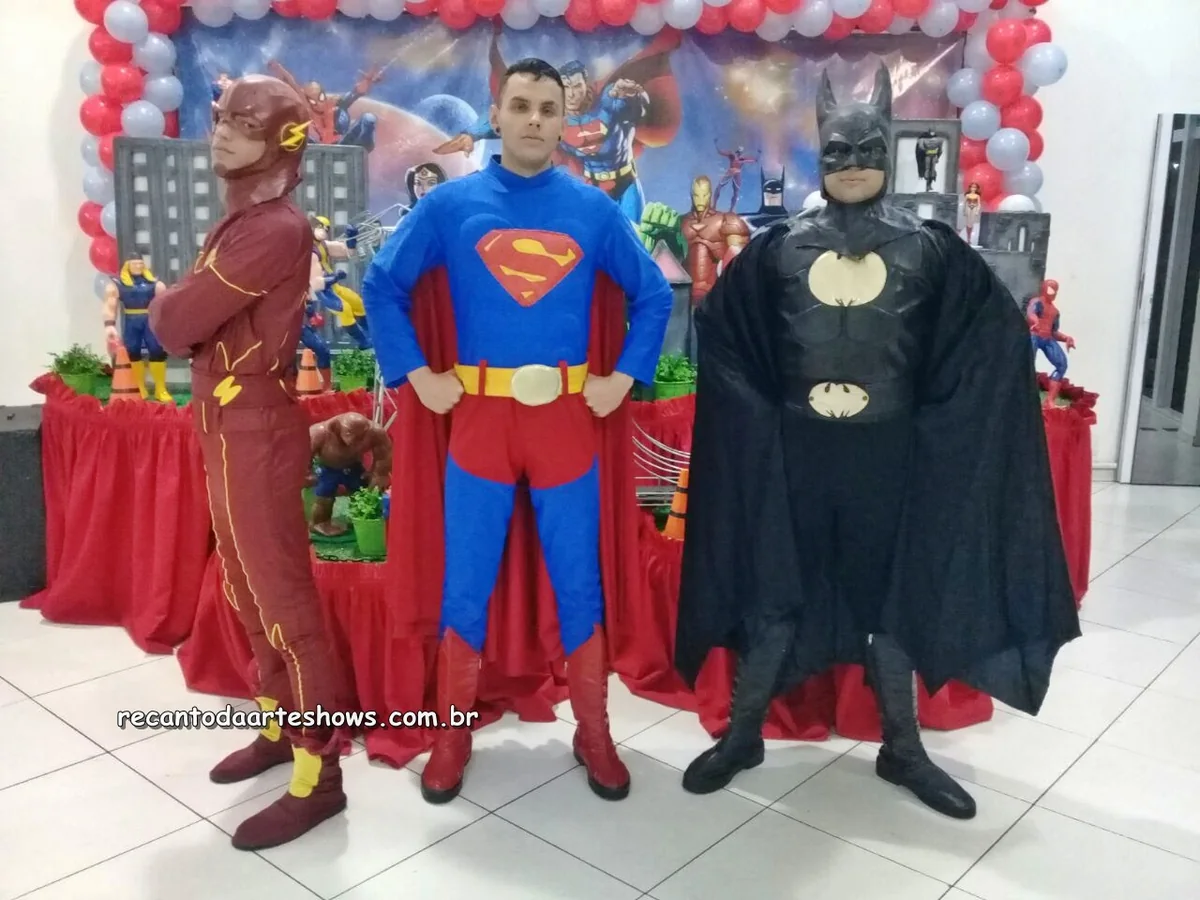 Super-heróis caracterizados em evento infantil