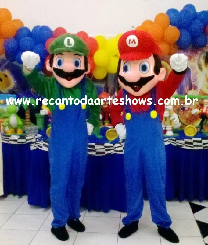 Personagens inspirados em Mario e Luigi em festa