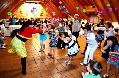 Equipe conduzindo recreação e brincadeiras em festa